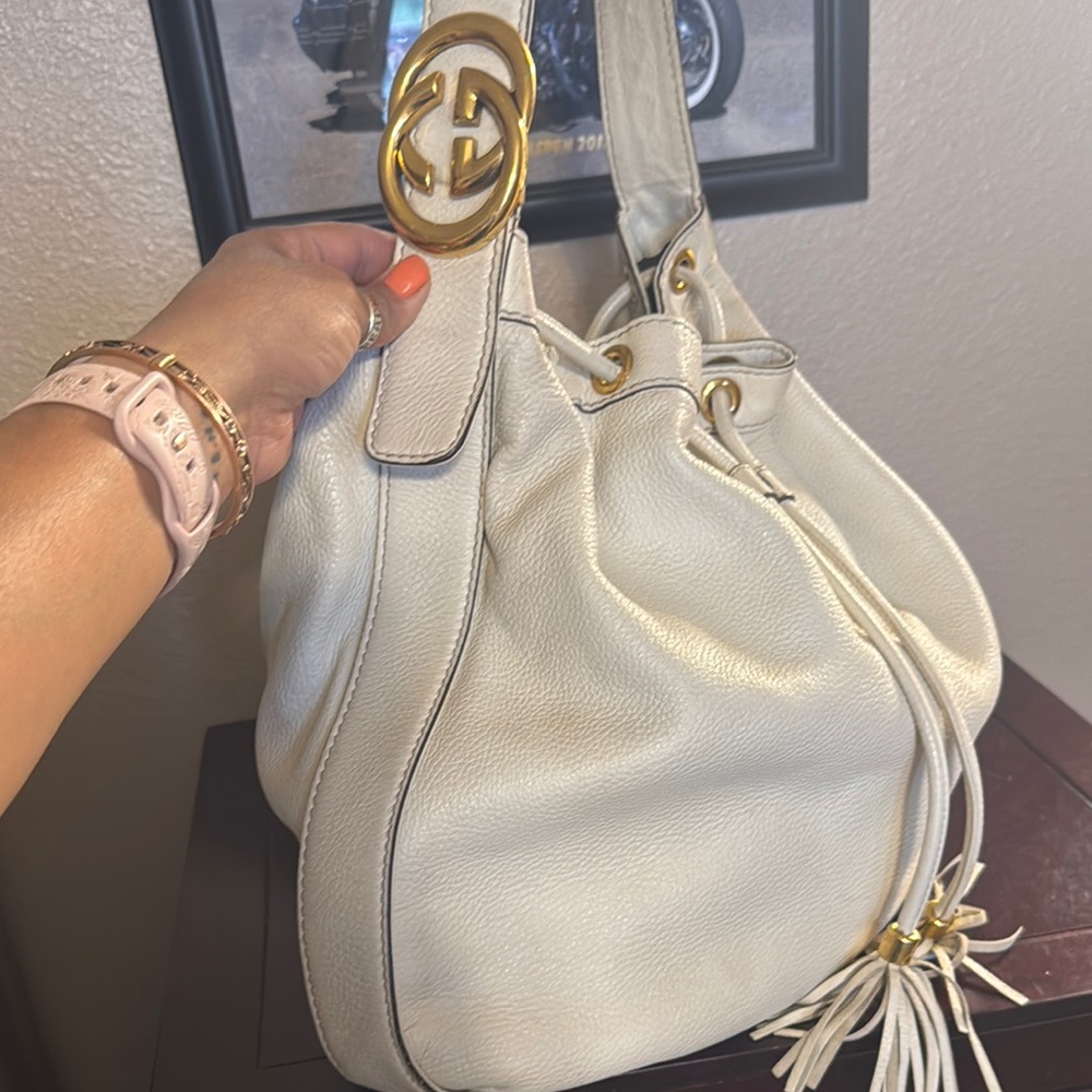 Gucci White and Gold Shoulder Bag with Textured Leather